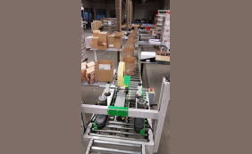Onze medewerkers pakken kerstpakketten in