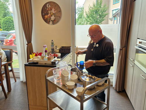 Frank vindt nieuw werkplezier in de zorg