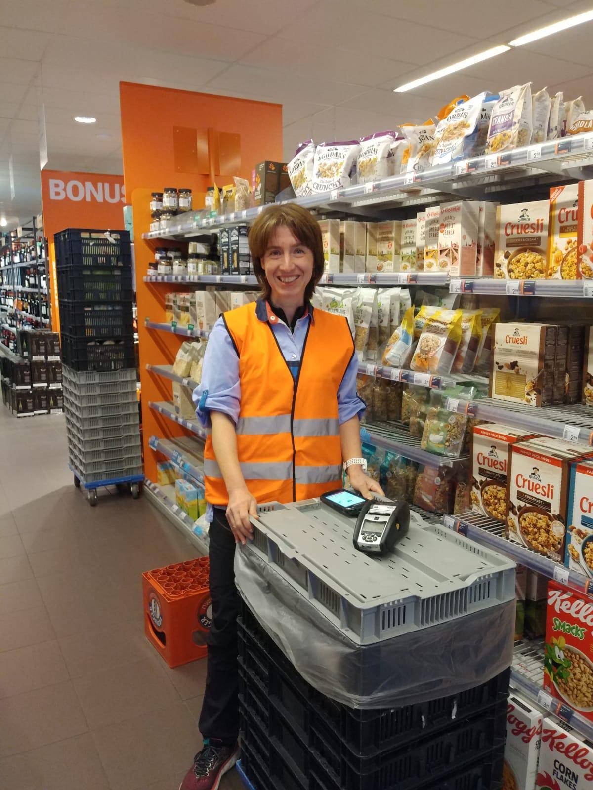 Eveline vult met trots de vakken van Albert Heijn