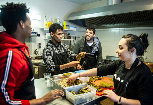 Ayman was chef-kok in Syrië. Dolblij is hij, nu hij weer in de keuken staat