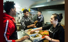 Ayman was chef-kok in Syrië. Dolblij is hij, nu hij weer in de keuken staat